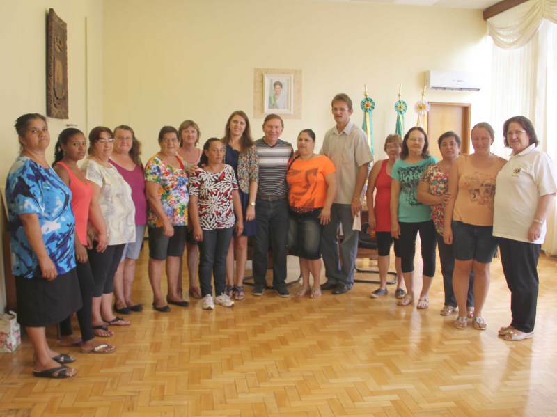 EXECUTIVO RECEBE GRUPO DE MÃES DO BOLSA FAMÍLIA